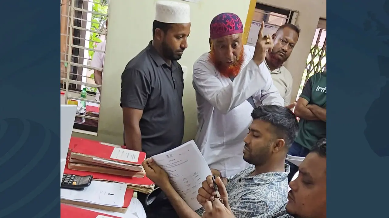 নওগাঁয় ভূমি কর্মকর্তাকে হত্যার হুমকি