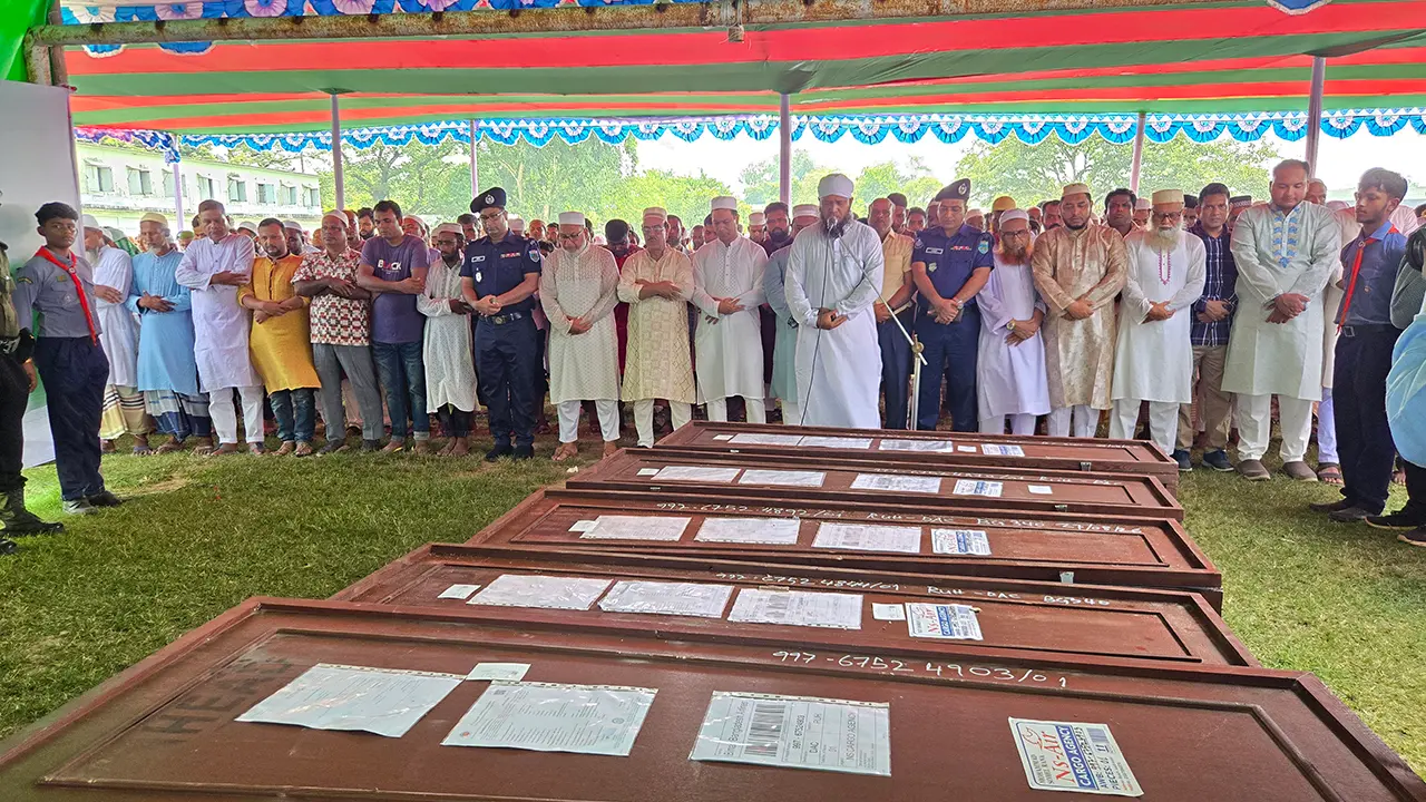 জানাজা শেষে নওগাঁর ৭ জনের মরদেহ পরিবারের কাছে হস্তান্তর