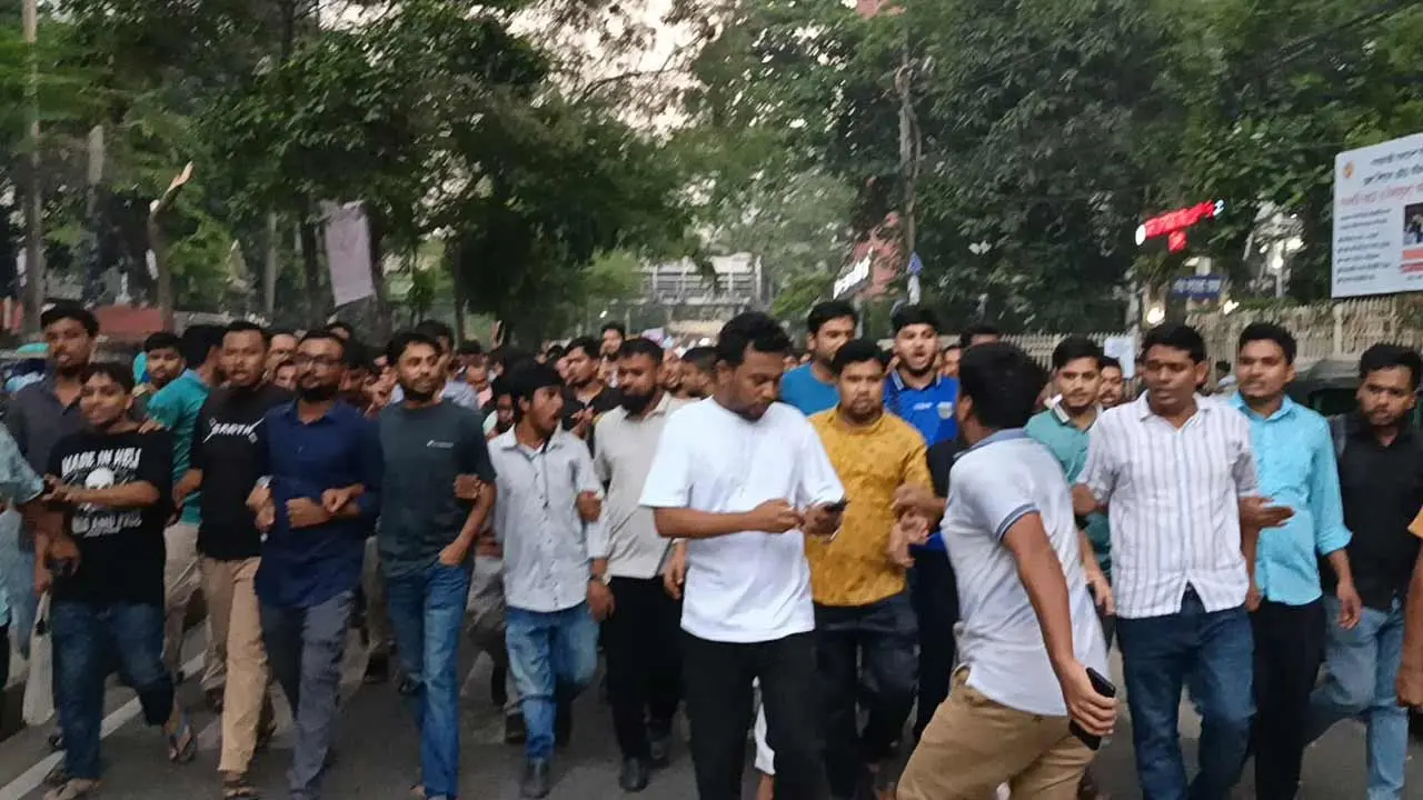 শিক্ষক নিয়োগে কমিটি পদ্ধতির প্রস্তাব, প্রতিবাদে জবিতে বিক্ষোভ