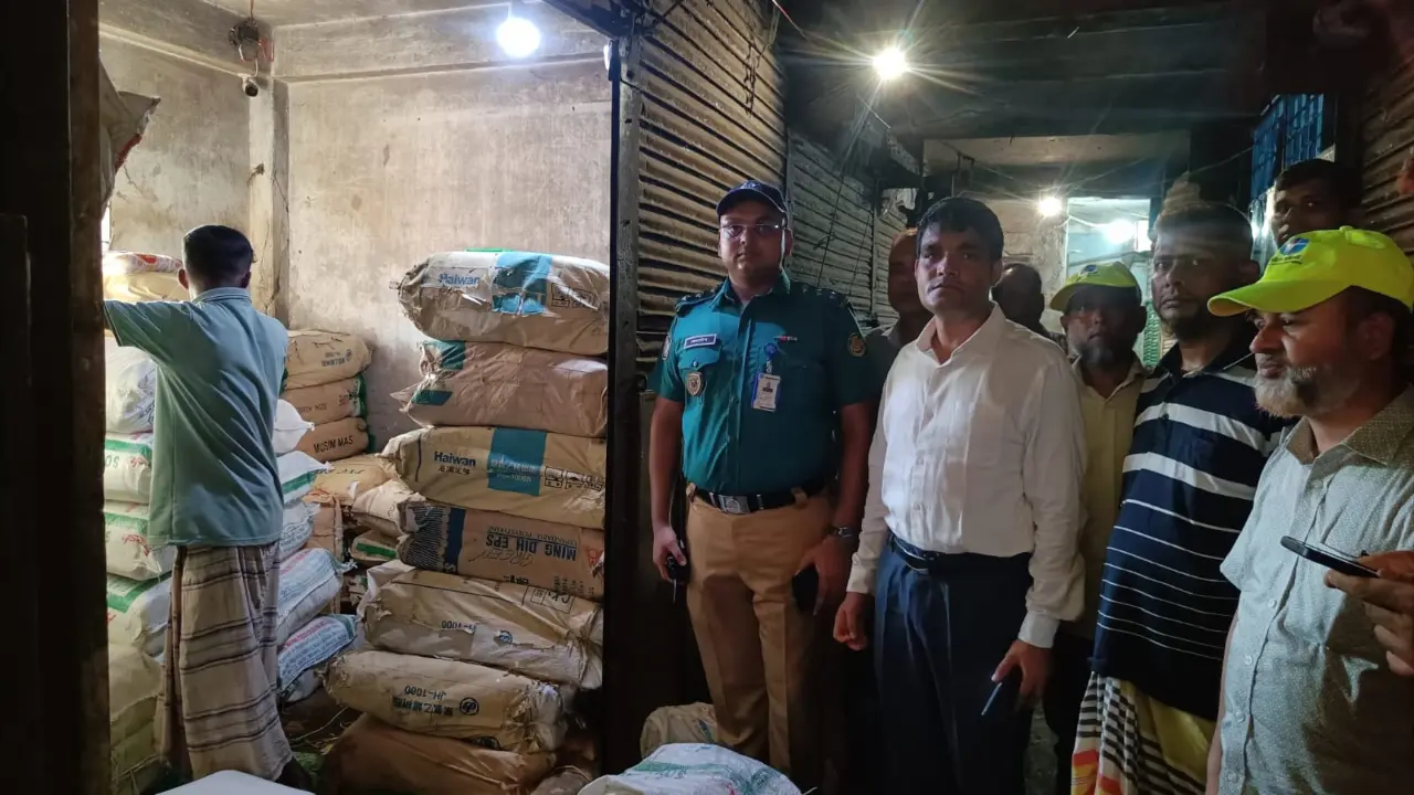 শ্যামবাজারে অবৈধ পলিথিন বিক্রির বিরুদ্ধে যৌথ অভিযান, লাখ টাকা জরিমানা