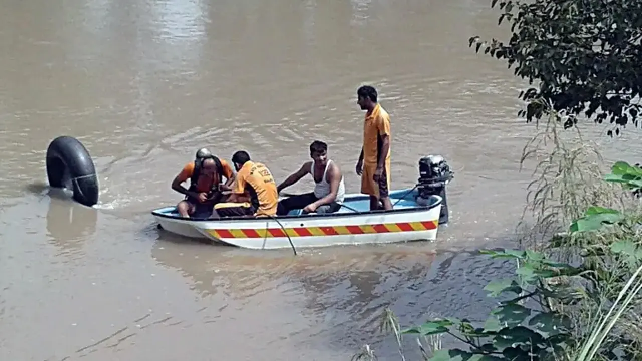 বরযাত্রীর অটোরিকশা খালে পড়ে ১২ জনের মৃত্যু