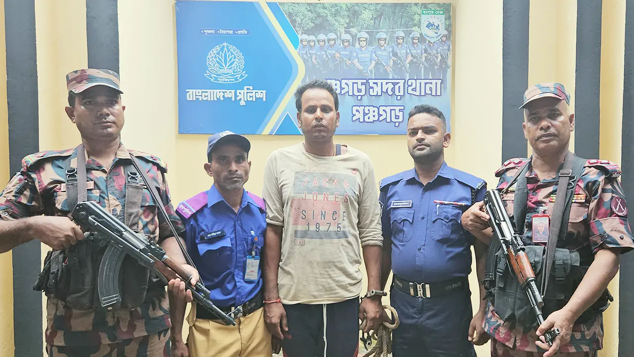 পঞ্চগড়ে আটক ভারতীয় নাগরিককে পুলিশের কাছে হস্তান্তর