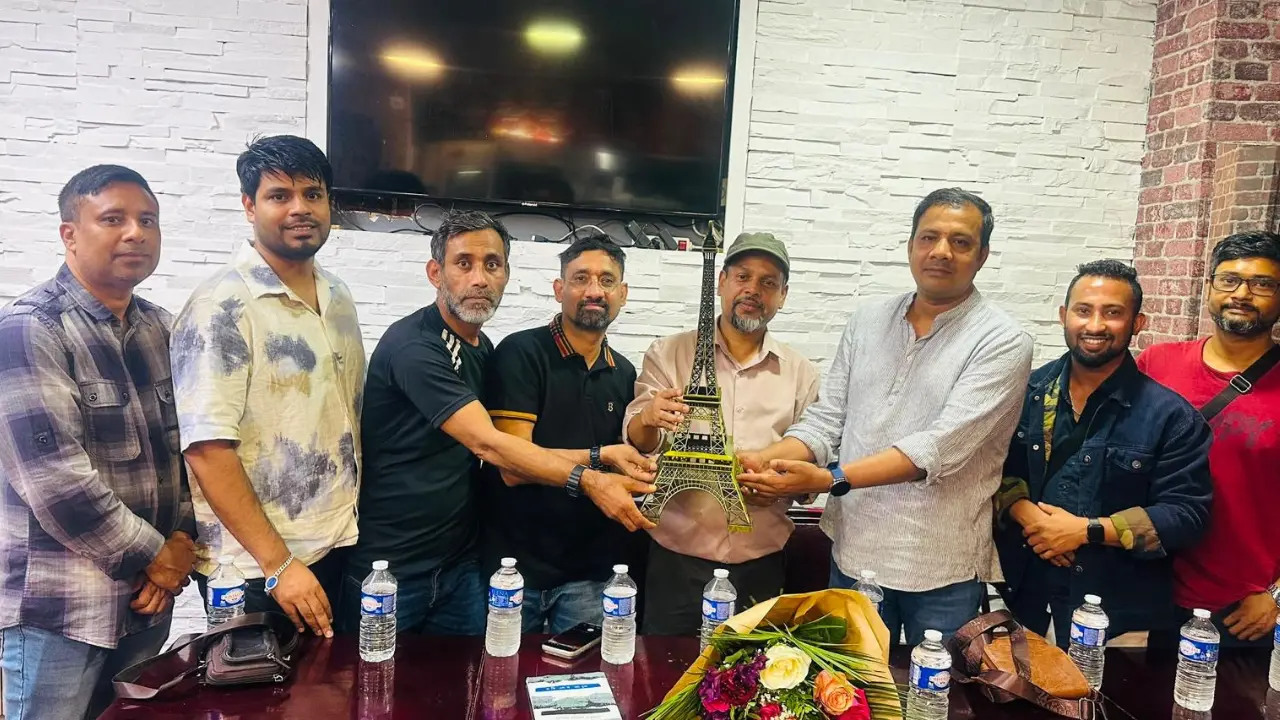 প্যারিসে ফুলেল শুভেচ্ছায় সিক্ত সাবেক অধ্যক্ষ ও সাংবাদিক শাহেদ রাহমান