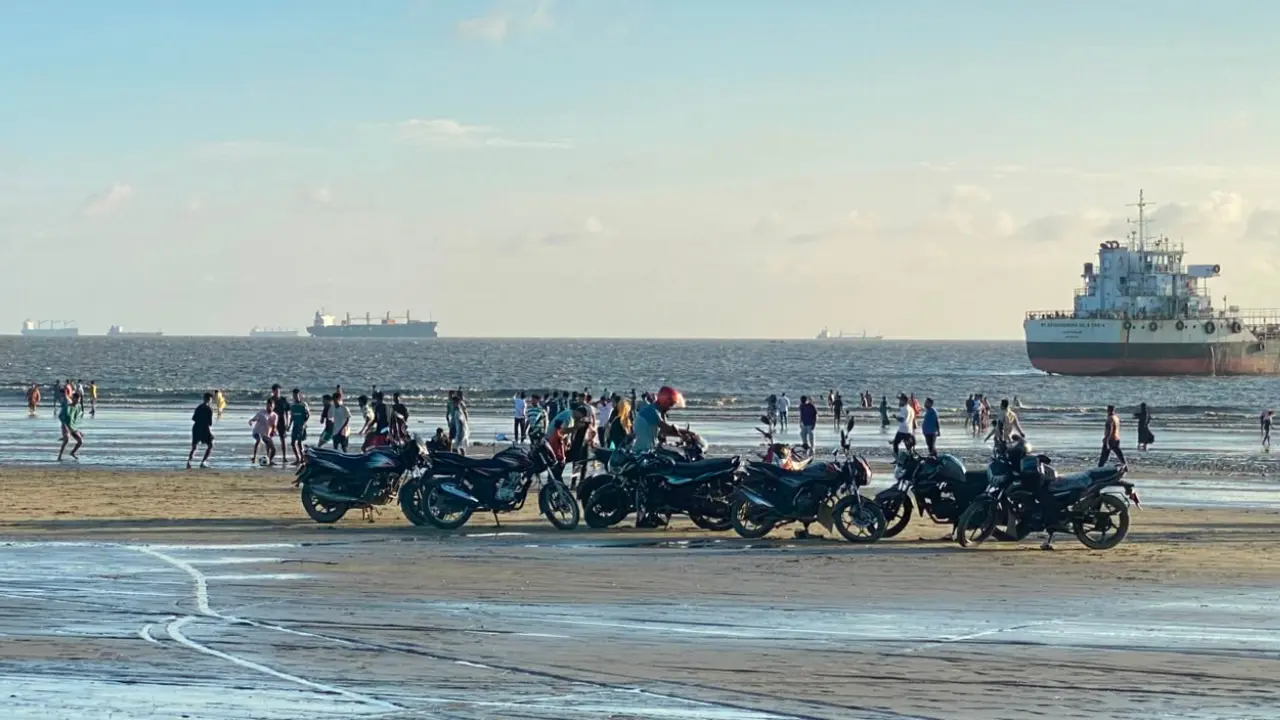 পার্কিং ফি দিয়ে বালুচরে চলছে বাইক রাইডিং, ক্ষুব্ধ পর্যটকেরা