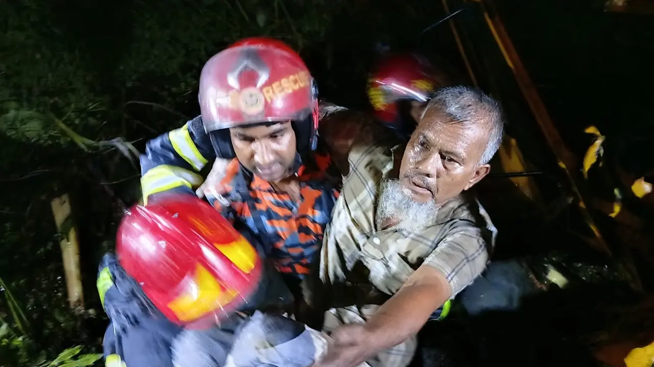 নিয়ন্ত্রণ হারিয়ে খাঁদে মালবাহী লরি, রাতভর অভিযানে জীবিত উদ্ধার দুইজন