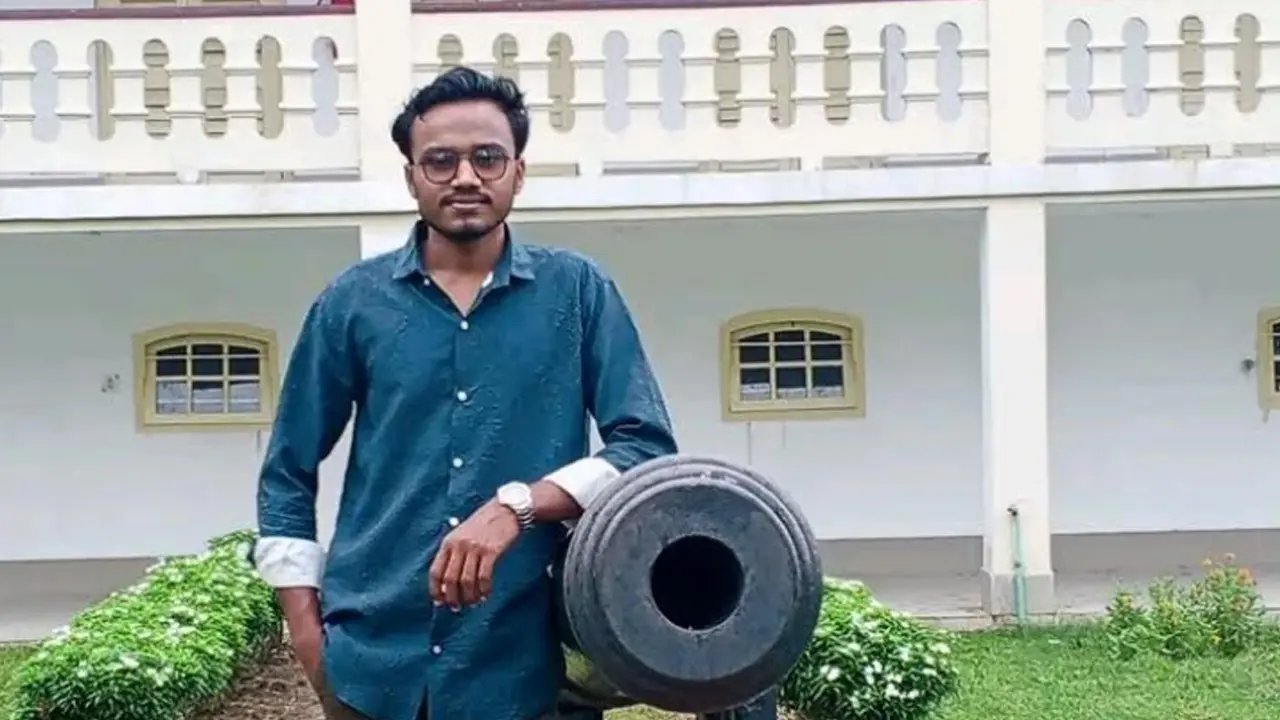 দাঁড়িয়ে থাকা পিকআপে মোটরসাইকেলের ধাক্কা, প্রাণ গেল কলেজছাত্রের