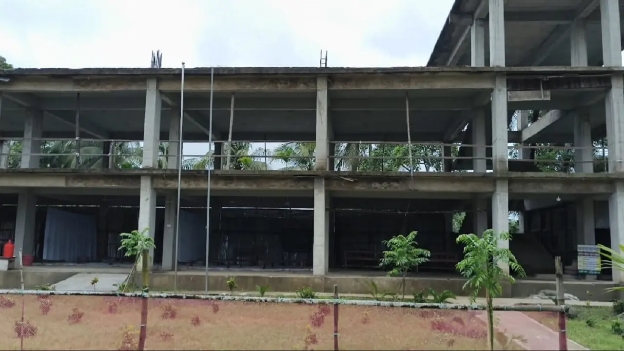 অর্ধনির্মিত সাইক্লোন শেল্টার, কাজ শেষ না করেই লাপাত্তা ঠিকাদার