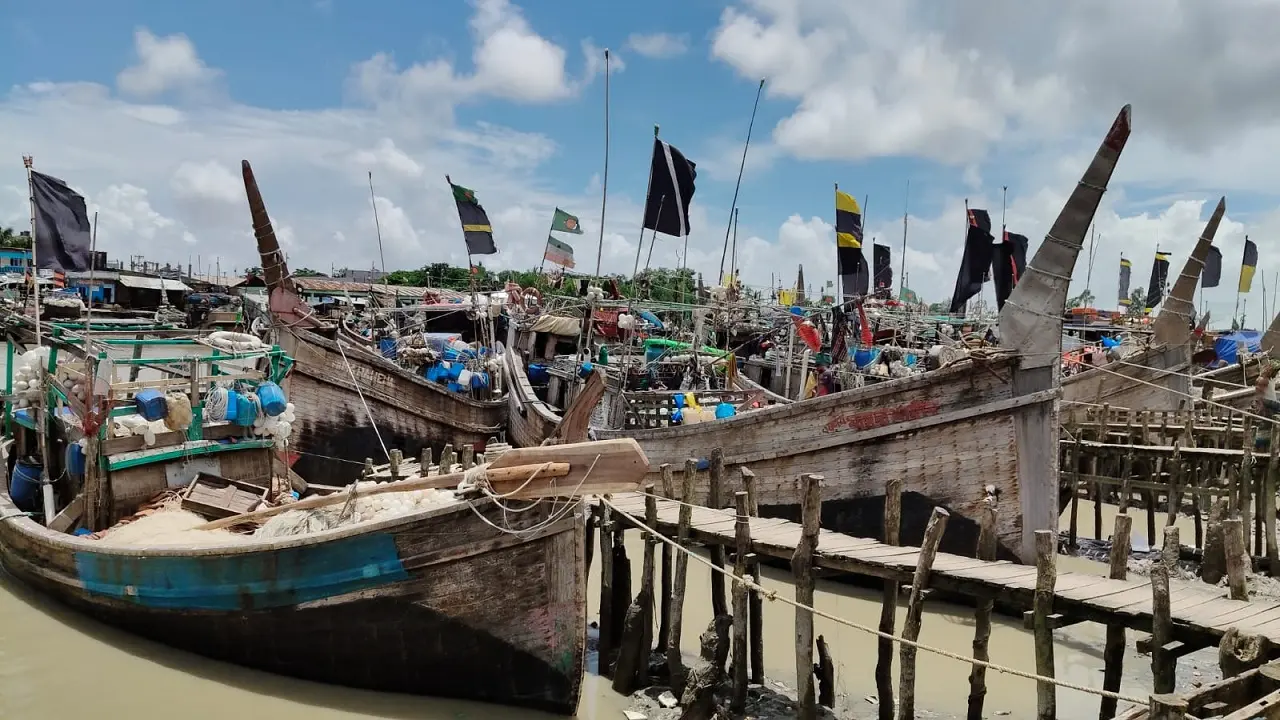 লোডশেডিংয়ে বরফ সংকট, সাগরে যেতে পারছে না শত শত মাছ ধরার ট্রলার