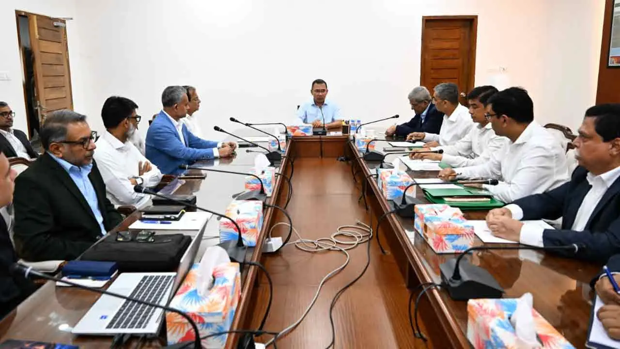 প্রধানমন্ত্রীর সভাপতিত্বে সচিবালয়ে সভা অনুষ্ঠিত
