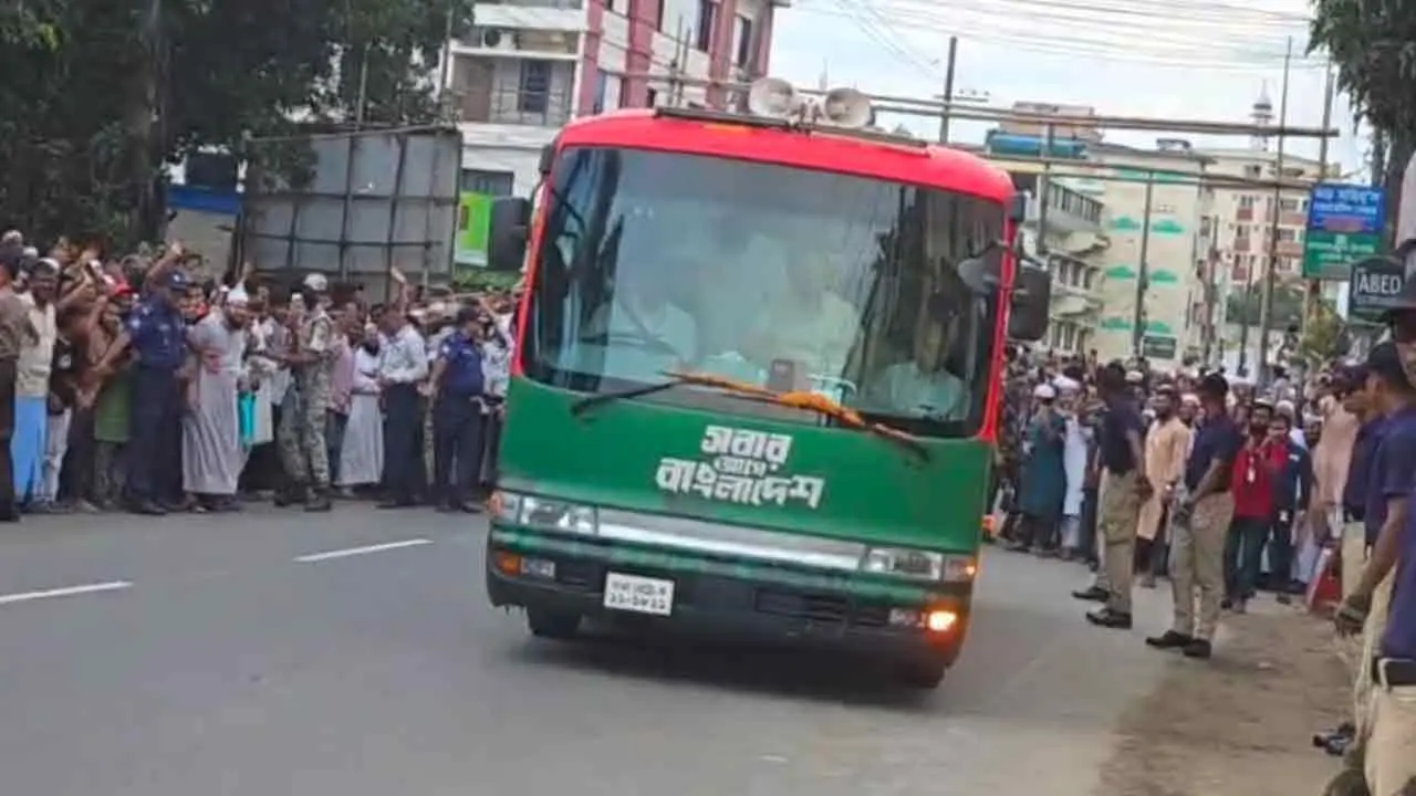লাল-সবুজ গাড়িতে হাটহাজারী পৌঁছালেন প্রধানমন্ত্রী