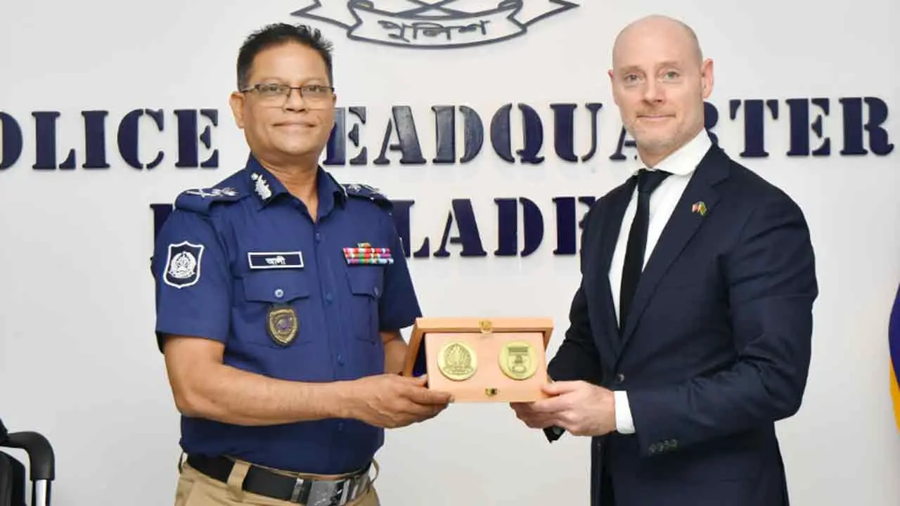 গুজব-প্রতারণা রোধে এফবিআইর সহযোগিতা চাইলেন আইজিপি