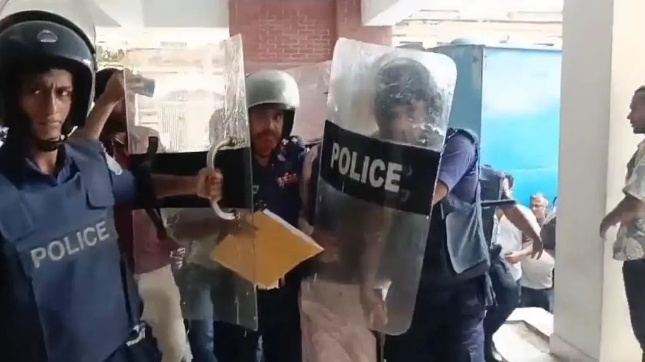 ঘিওরে বিস্ফোরক মামলার আসামি গ্রেপ্তার, আদালত চত্বরে ডিম নিক্ষেপ