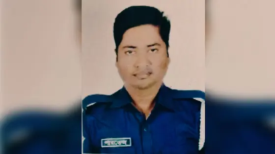 পুলিশের পিকআপের ওপর ট্রাক উল্টে কনস্টেবল নিহত