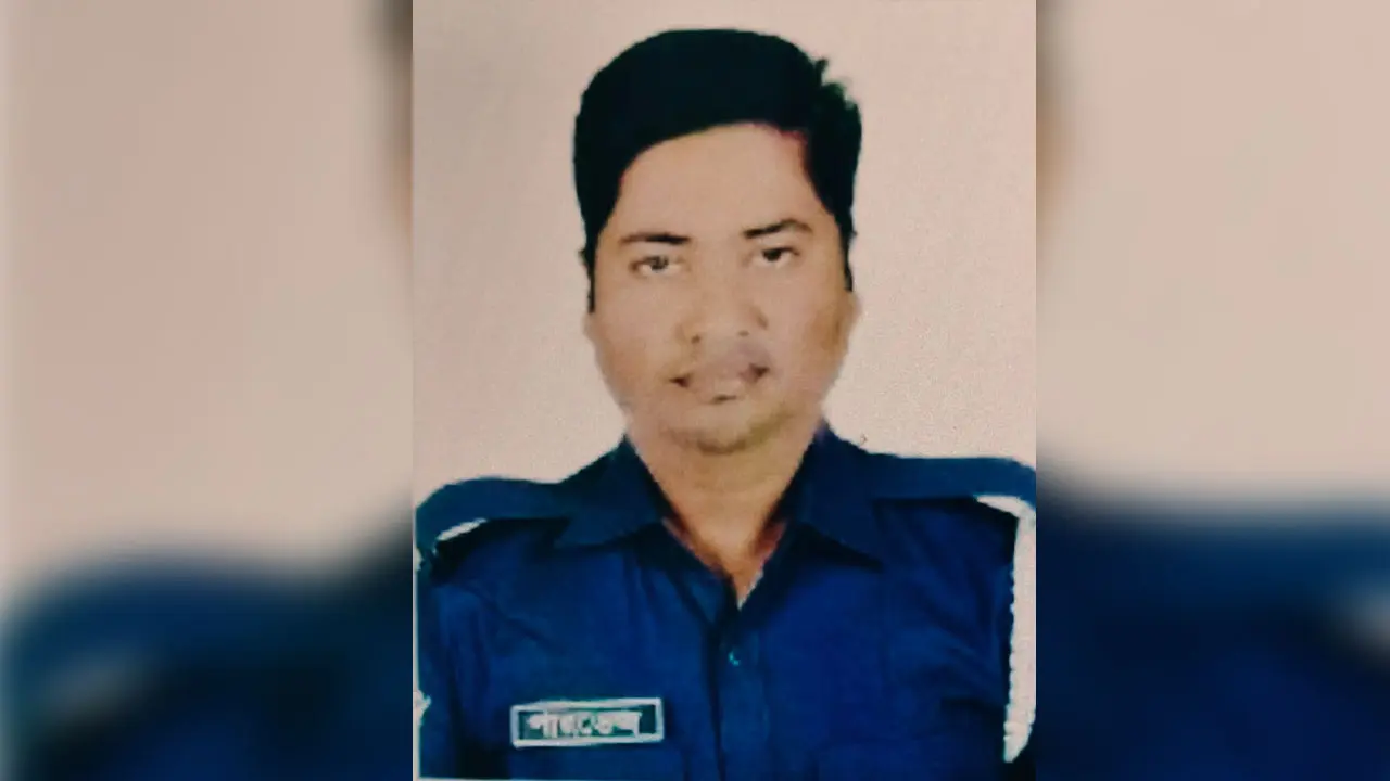 পুলিশের পিকআপের ওপর ট্রাক উল্টে কনস্টেবল নিহত