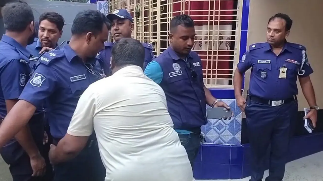 মাদক কারবারির বাড়িতে ঢোকার আগে পুলিশের দেহ তল্লাশি, ব্যাখ্যা দিল পুলিশ