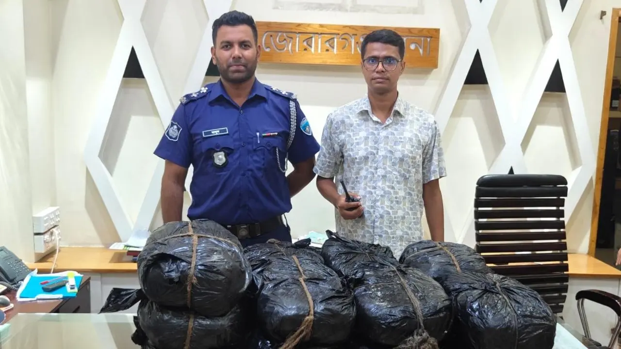 চট্টগ্রামে পুলিশ দেখে গাড়ি ফেলে পালাল কারবারিরা, উদ্ধার ৫০ কেজি গাঁজা