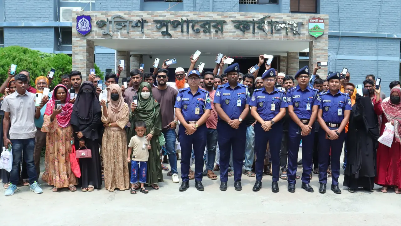 জিডির পর উদ্ধার ৫৩ মোবাইল, মালিকদের তুলে দিল সিরাজগঞ্জ জেলা পুলিশ