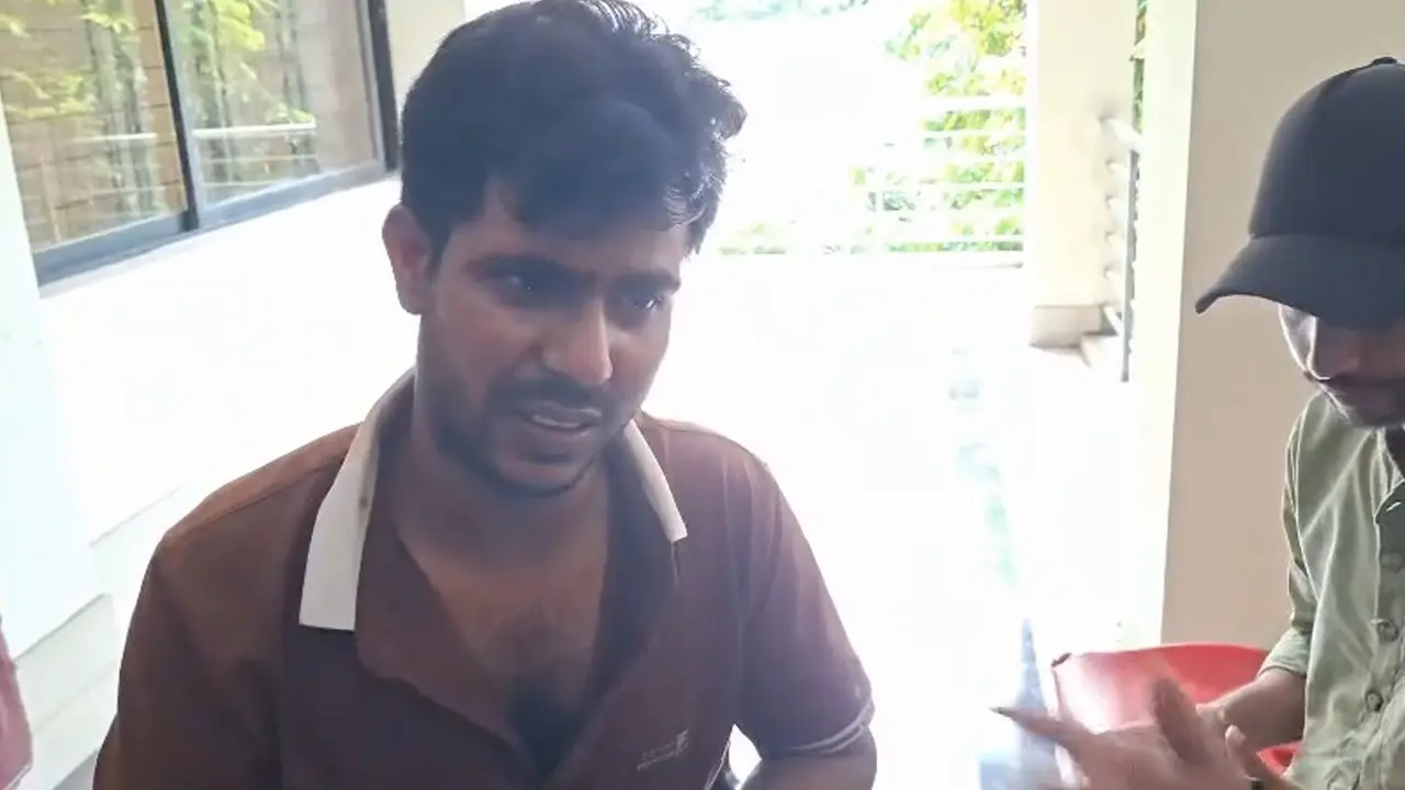 ব্যাংক কর্মকর্তাকে জোর করে তুলে নেওয়ার সময় জনতার হাতে পুলিশ সদস্য আটক