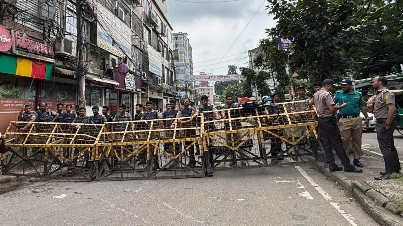 আলিয়া মাদরাসায় প্রবেশের রাস্তায় পুলিশের ব্যারিকেড