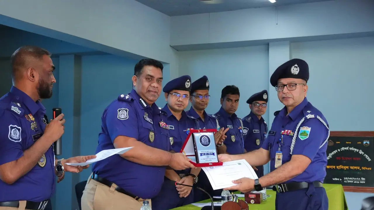 কর্মদক্ষতার স্বীকৃতিস্বরূপ সিরাজগঞ্জে পুলিশের ১৬ সদস্যকে পুরস্কার