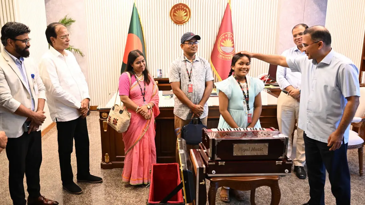 প্রধানমন্ত্রীর সঙ্গে সেই শিশুশিল্পীর সাক্ষাৎ, শোনালো গান