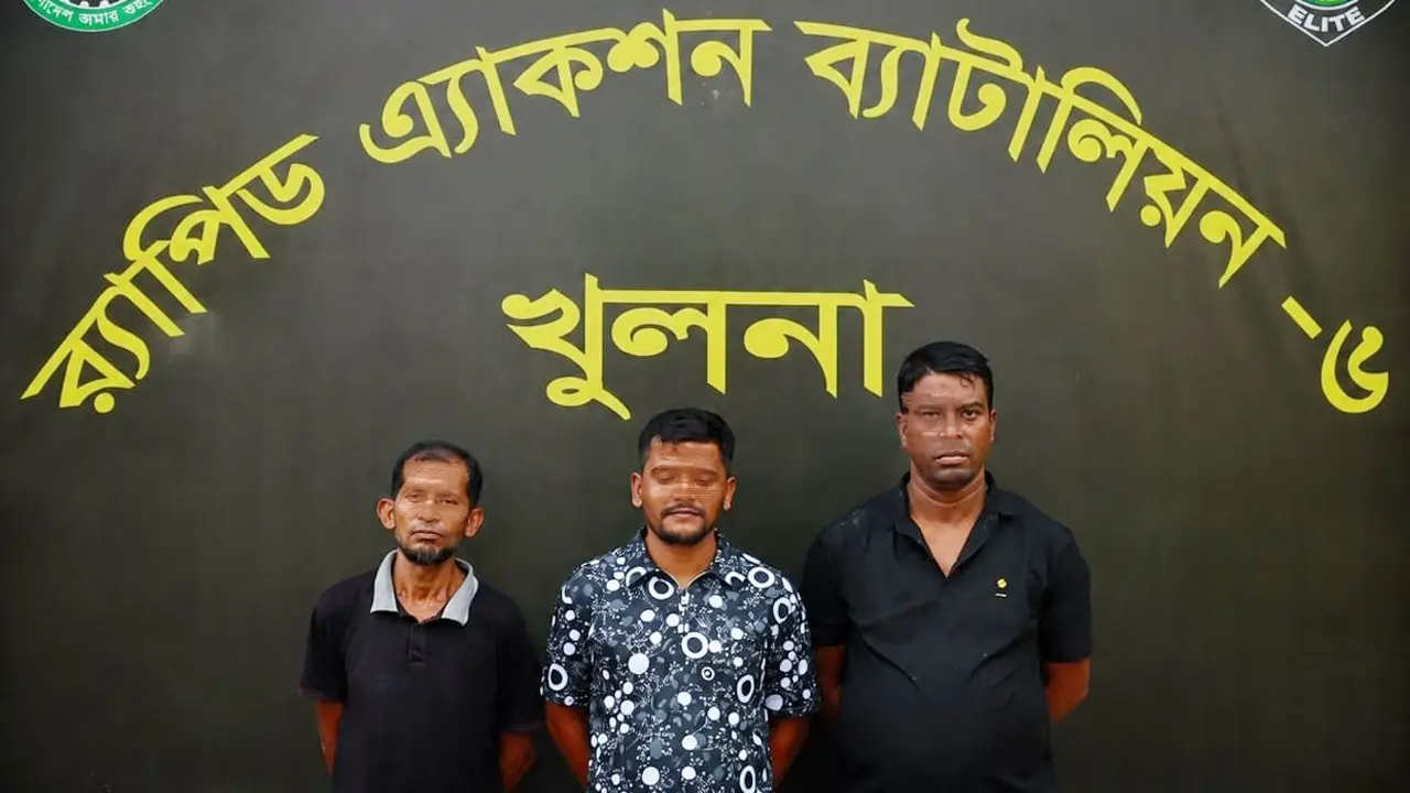খুলনায় অস্ত্র ও গুলিসহ ৩ সন্ত্রাসী আটক