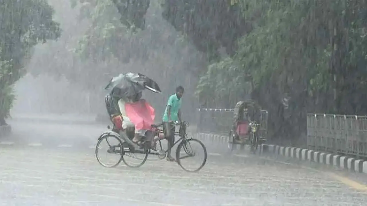 বাড়বে বৃষ্টি, কমবে গরম