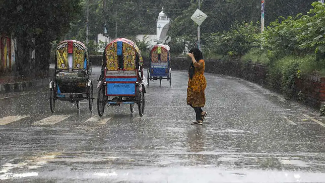 ঢাকায় বৃষ্টির আভাস, কমতে পারে তাপমাত্রা