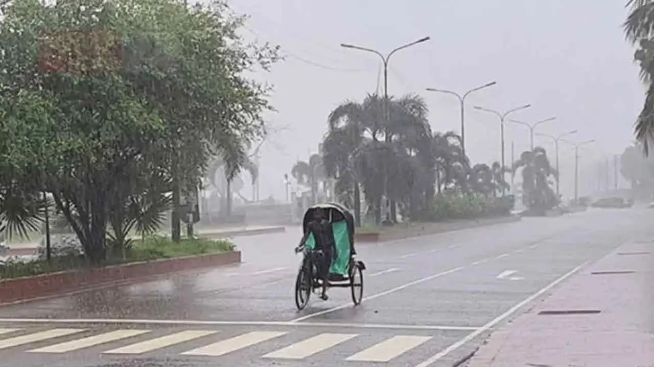 ঢাকায় আজ হালকা বৃষ্টি হতে পারে, বাড়তে পারে দিনের তাপমাত্রা