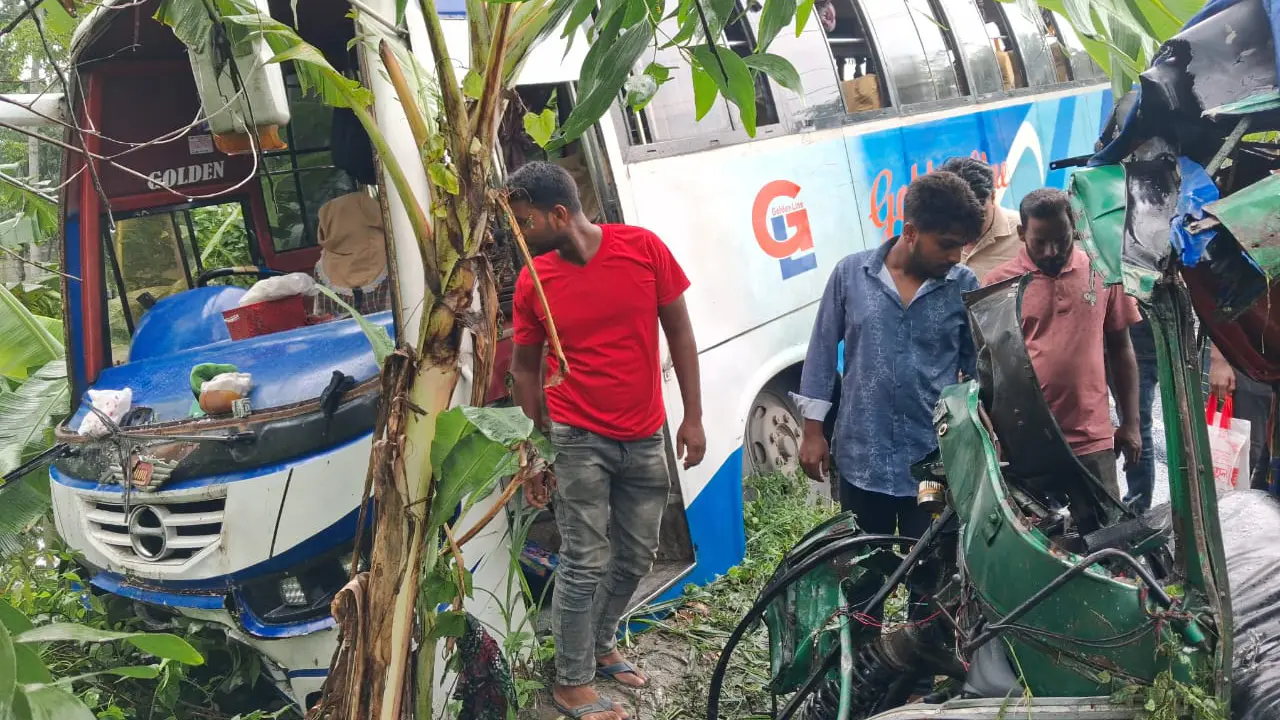 রাজবাড়ীতে যাত্রীবাহী বাস ও মাহেন্দ্রর সংঘর্ষে চালক নিহত