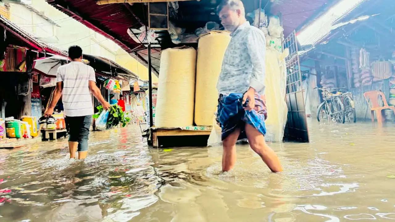 ড্রেনে বর্জ্যের স্তূপ, সামান্য বৃষ্টিতেই ডুবে যায় রাজবাড়ীর চাল বাজার
