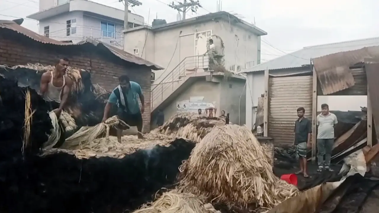 রাজবাড়ীতে ভয়াবহ আগুনে ১০ দোকান পুড়ে ছাই