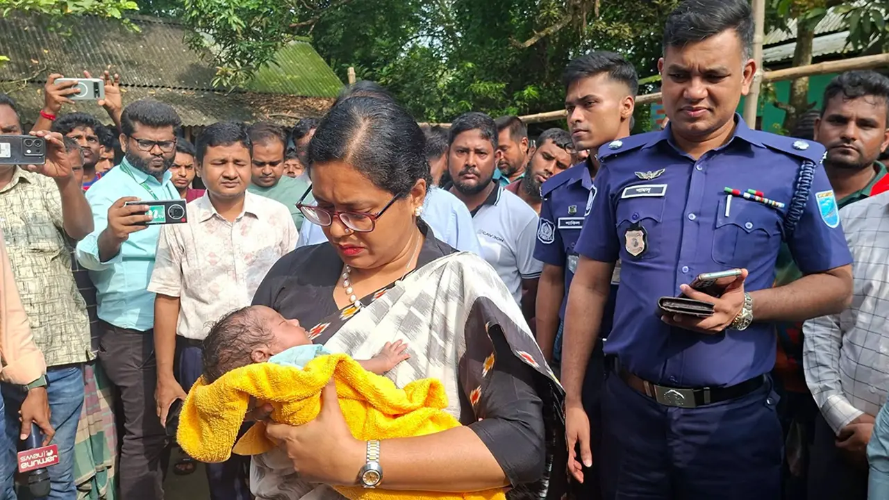 রাজবাড়ীতে মা হারানো শিশুর পাশে ডিসি আফরোজা