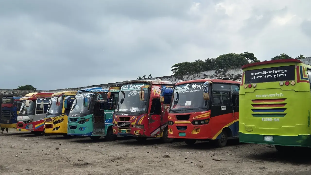 দুই পক্ষের দ্বন্দ্বে রাজবাড়ী-ফরিদপুর রুটে বাস চলাচল বন্ধ
