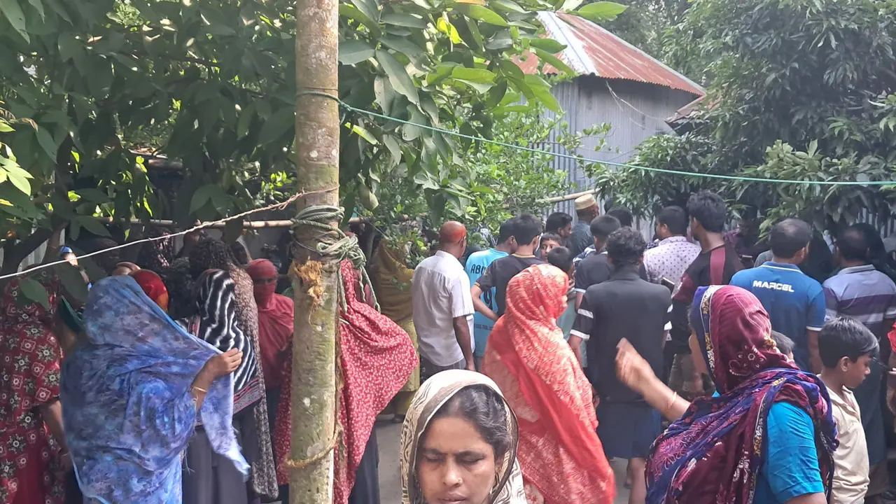 নিজ বাড়িতে চা-দোকানিকে গলা কেটে হত্যা