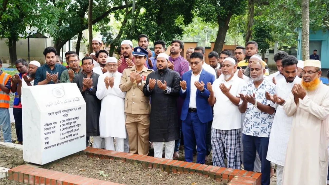 জুলাই গণঅভ্যুত্থান দিবসে রাজশাহীতে স্মৃতিস্তম্ভে শ্রদ্ধাঞ্জলি