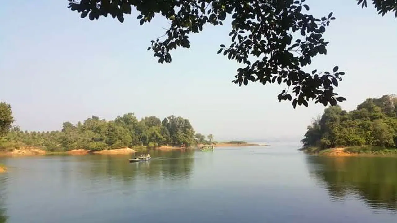 ঝড়ে নৌকাডুবি, নিজের জীবন দিয়ে ছেলেকে বাঁচালেন বাবা
