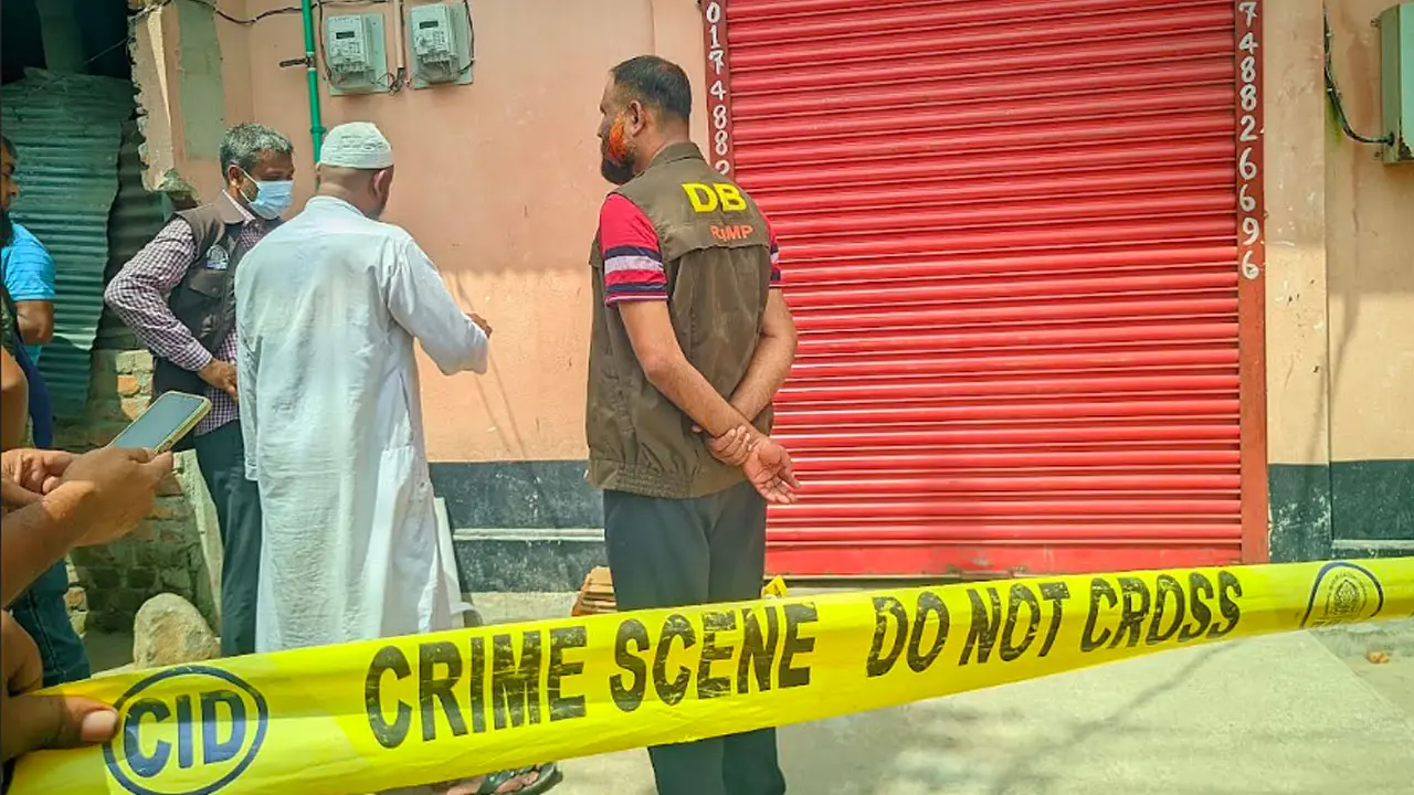 বন্ধ গ্যারেজের বাইরে রক্তের দাগ, ভেতরে মিলল মালিকের গলাকাটা মরদেহ