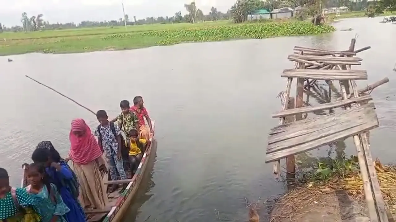 নদী পারাপারে ভরসা ভাঙা সেতু আর ডিঙি নৌকা, ঝুঁকির সঙ্গে বেড়েছে দুর্ভোগ