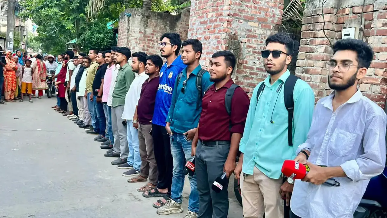পেশাগত কাজে বাধা, আসামির ভাইয়ের বিরুদ্ধে সাংবাদিক হেনস্তার অভিযোগ