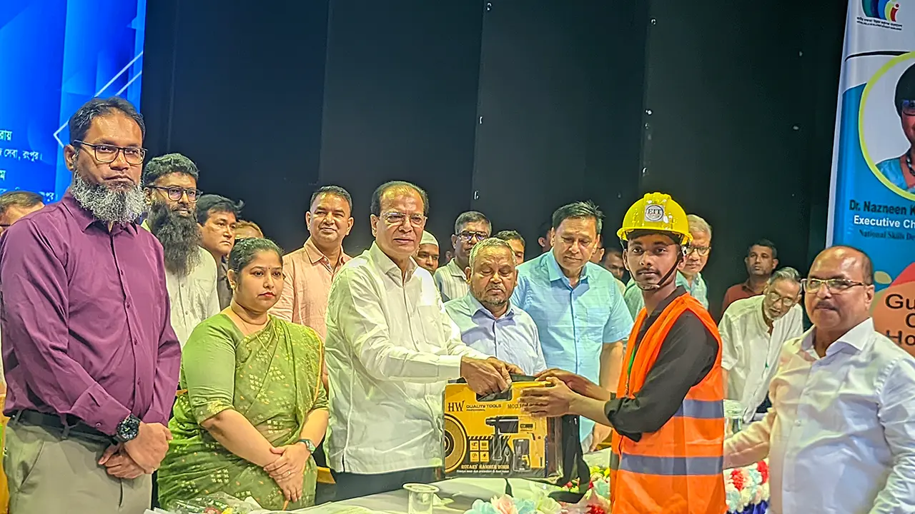 রংপুরে ইআইটির প্রশিক্ষিত যুবারা পেলেন কর্মসহায়ক যন্ত্রপাতি ও চাকরি