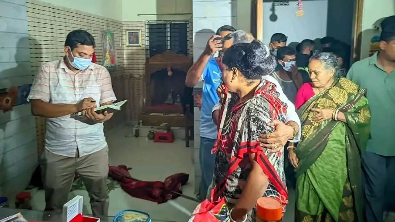 প্রীতিলতা রাত ২টা ৪০ মিনিটে তার বোনকে ফোন করেছিলেন কেন?