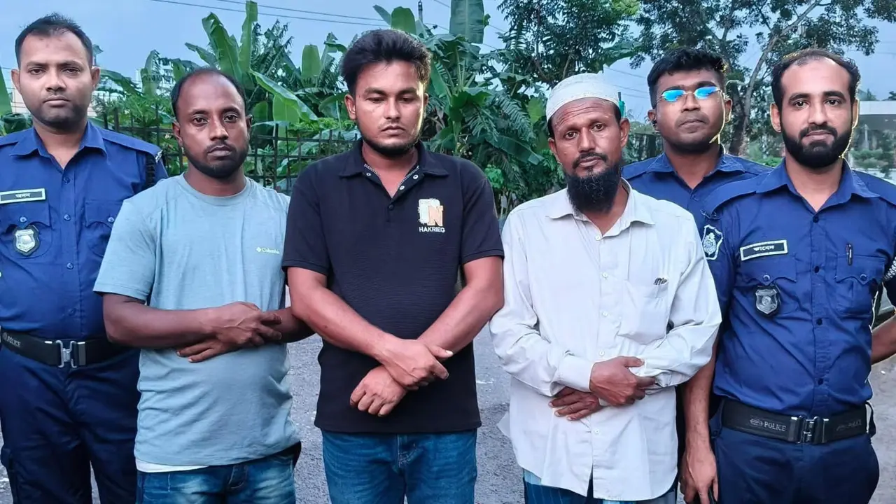 পিরোজপুরে ২০ হাজার রেণুপোনাসহ তিনজন আটক