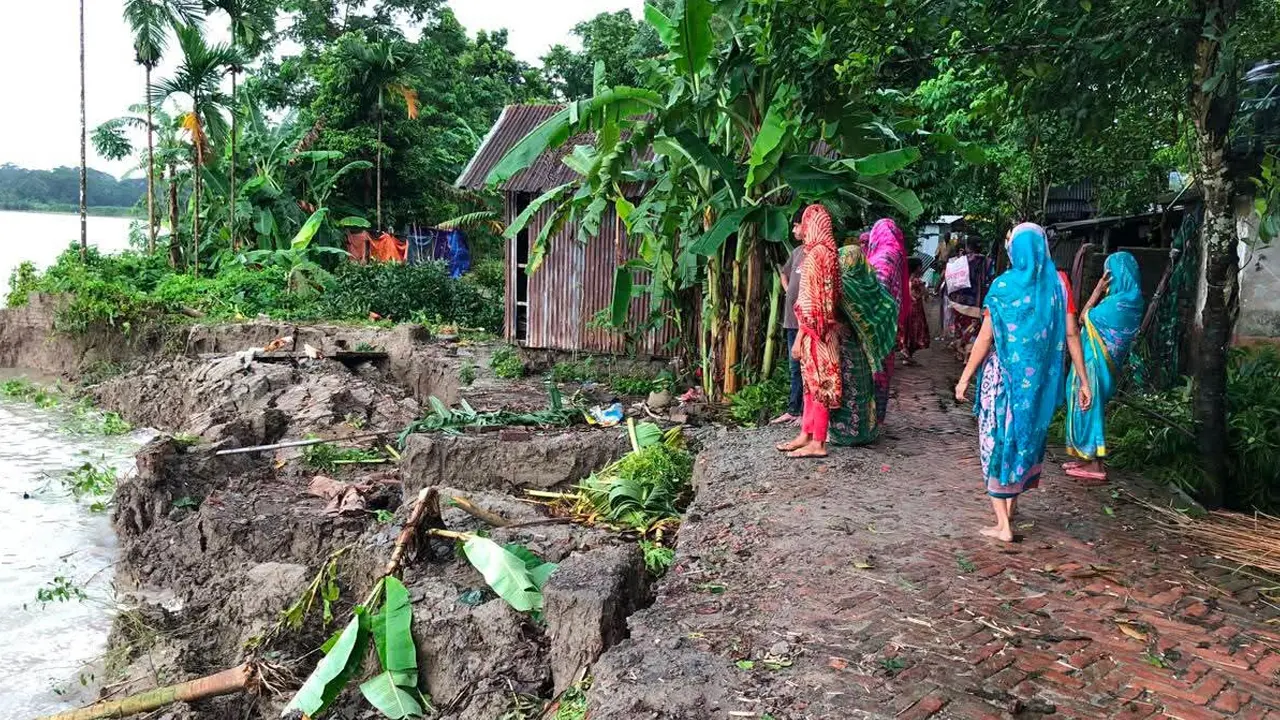 আড়িয়াল খাঁর ভাঙনে একদিনে ১০ বাড়ি বিলীন
