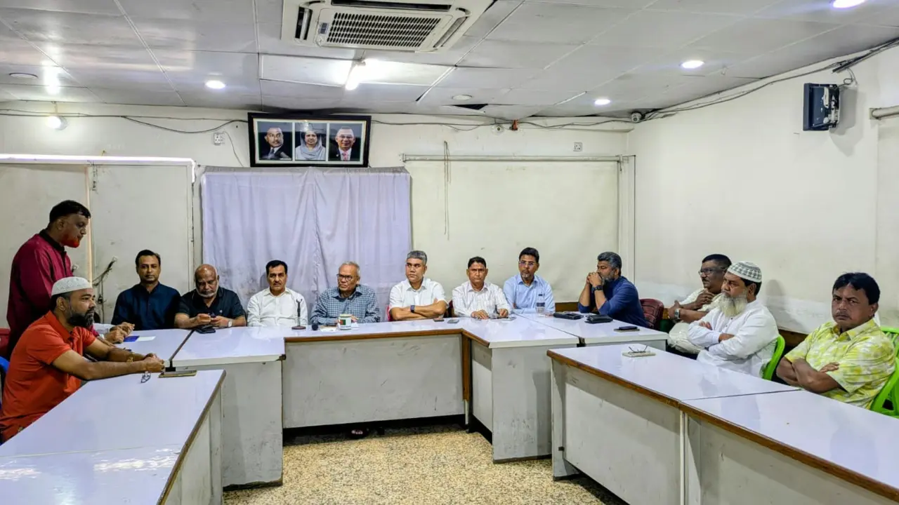 নওগাঁ জেলা বিএনপি নেতাদের সঙ্গে রিজভীর মতবিনিময়