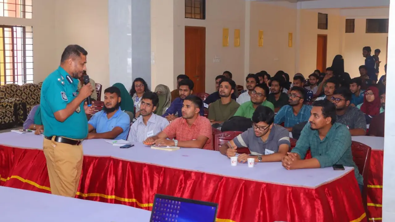 ‘সাইবার অপরাধের শিকার হলে প্রথমেই আইনগত প্রতিকার গ্রহণ করা উচিত’