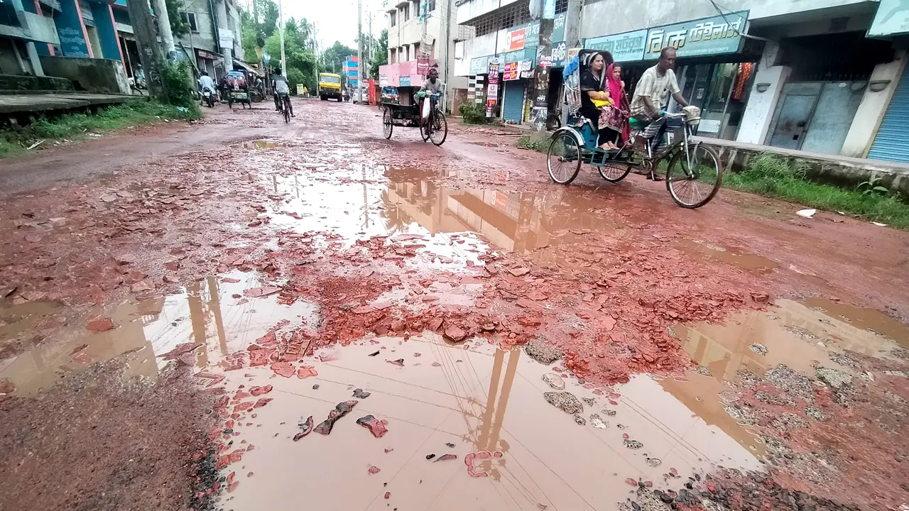 সড়ক যেন মরণফাঁদ, ৭ বছরেও কাটেনি যশোরবাসীর দুর্ভোগ
