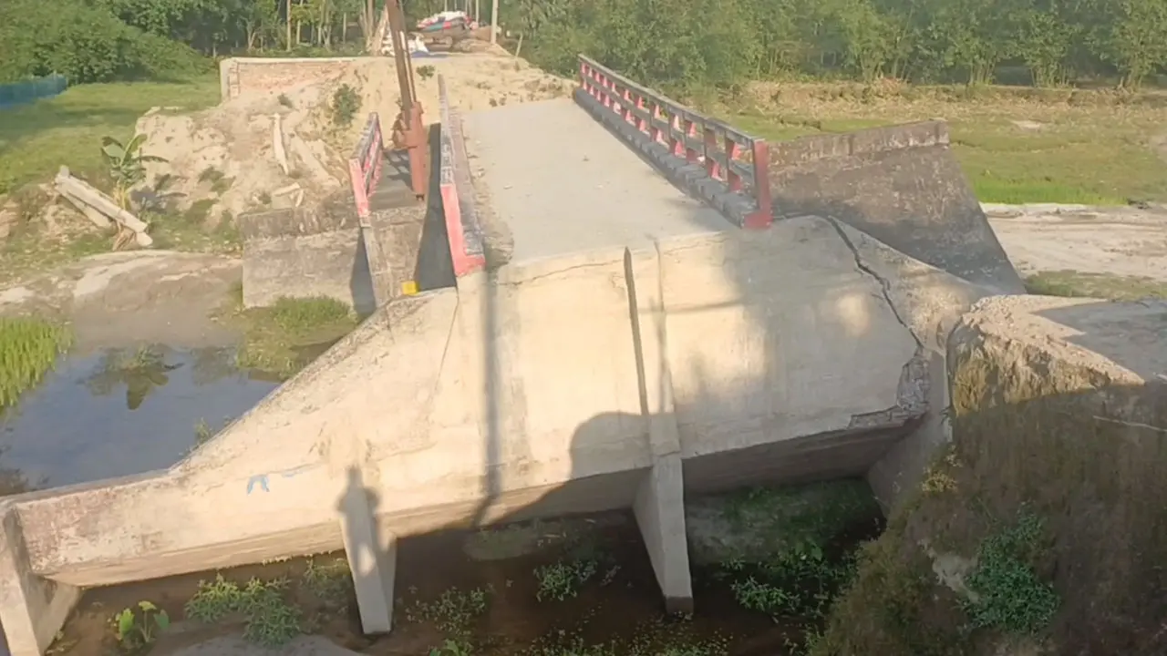 এক বছরেও হয়নি সেতুর স্থায়ী সংস্কার, দুর্ভোগে ১০ গ্রামের মানুষ