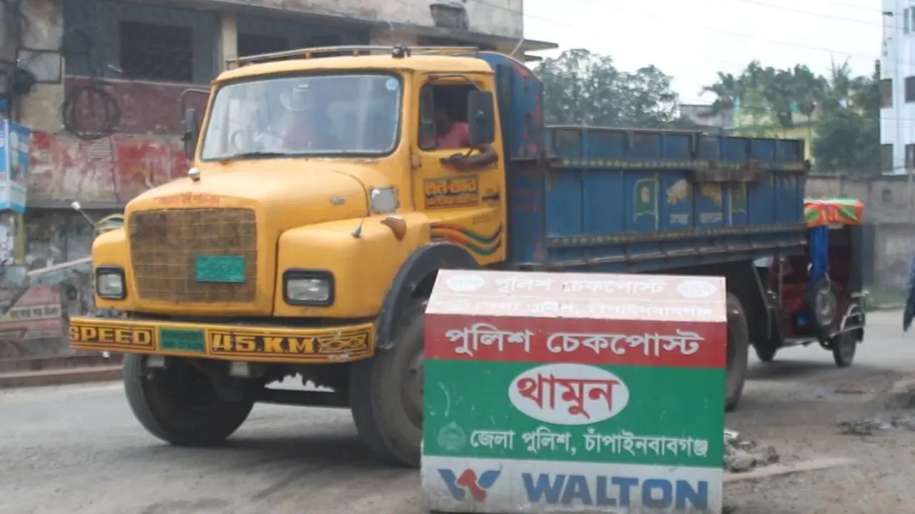 চাঁপাইনবাবগঞ্জে সব রুটে বাস-ট্রাক-কর্ভাডভ্যান চলাচল বন্ধ