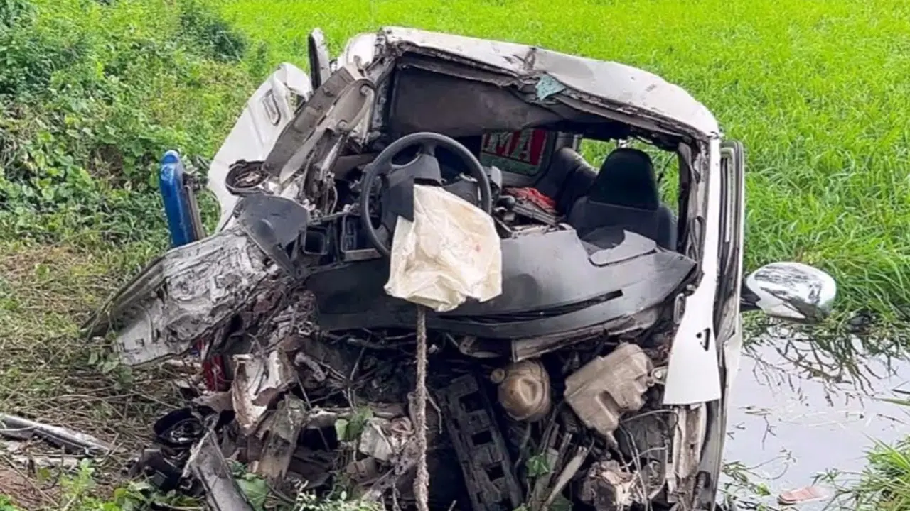 নাটোরে ট্রাক-অ্যাম্বুলেন্সের মুখোমুখি সংঘর্ষ, আহত ৮
